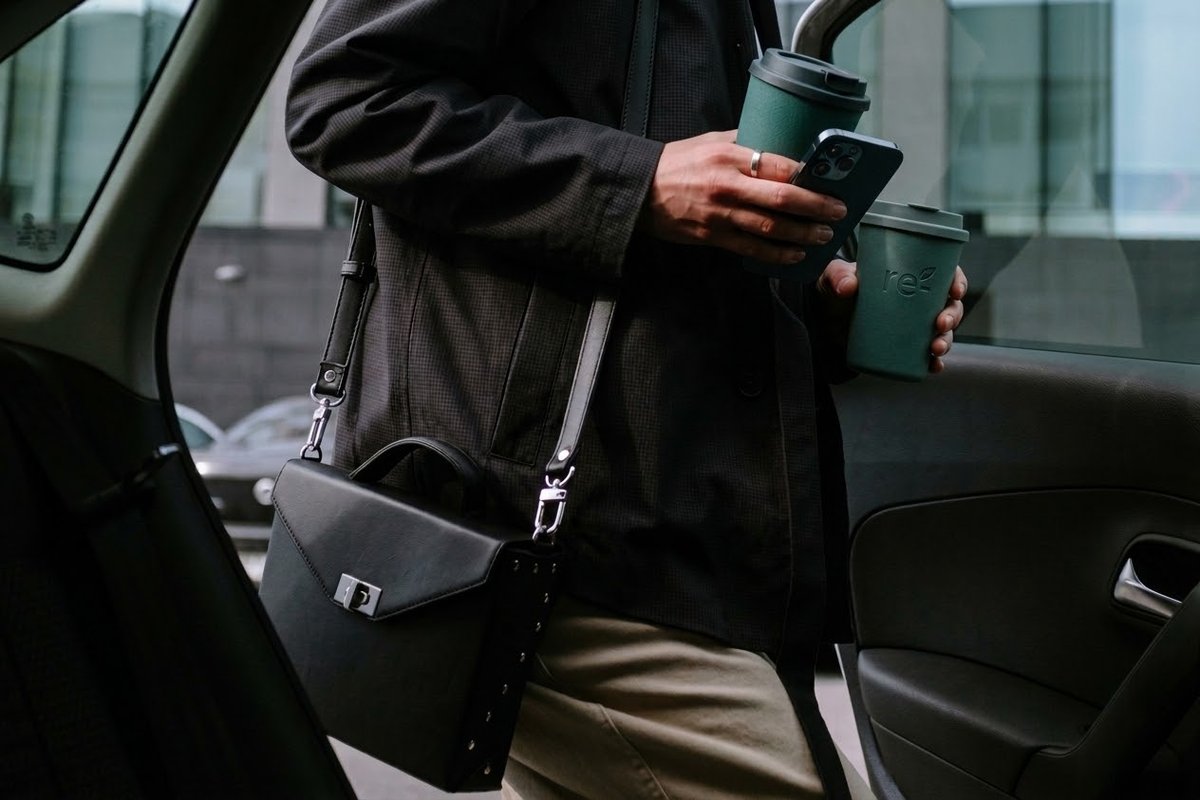 Client montant dans le véhicule VTC Elbeuf